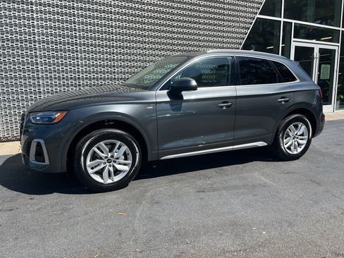 Used 2023 Audi Q5 2.0T Premium w/ Convenience Package AWD/4WD image 3
