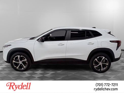 Used 2024 Chevrolet Trax RS w/ Driver Confidence Package FWD image 2