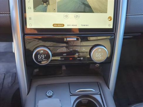 Used 2024 Land Rover Discovery Dynamic SE image 19