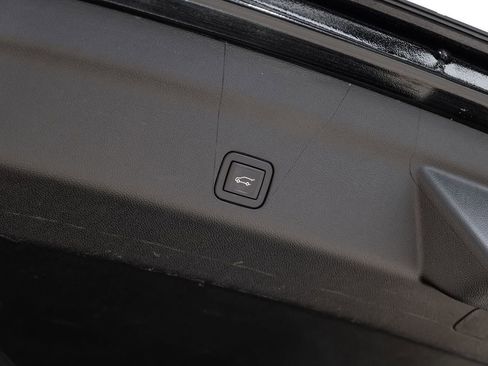 Used 2024 Chevrolet Suburban Premier image 58