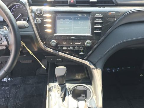 Used 2020 Toyota Camry SE FWD image 22