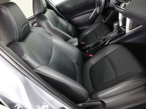 Used 2022 Toyota Corolla Cross XLE FWD image 29