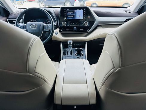 Used 2021 Toyota Highlander XLE FWD image 24