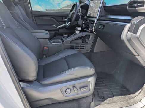 Used 2025 Toyota 4Runner Limited AWD/4WD image 23