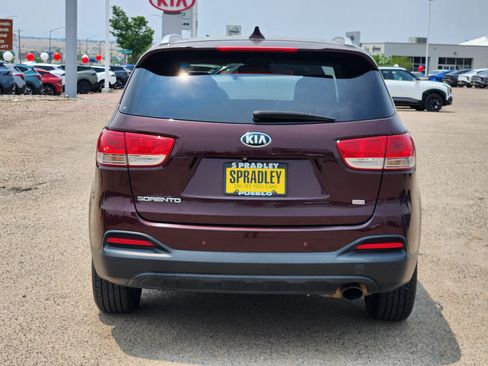 Used 2017 Kia Sorento AWD w/ LX Convenience Package image 4