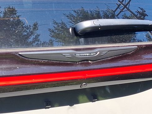Certified 2025 Chrysler Pacifica Limited w/ Trailer Tow Group FWD image 8