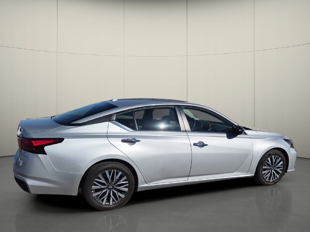 Used 2024 Nissan Altima 2.5 SV FWD image 8