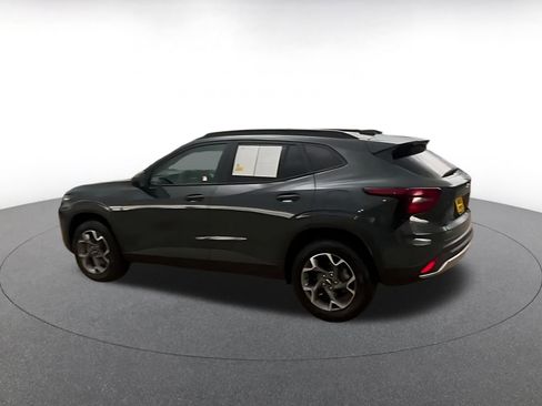 Used 2025 Chevrolet Trax LT FWD image 10