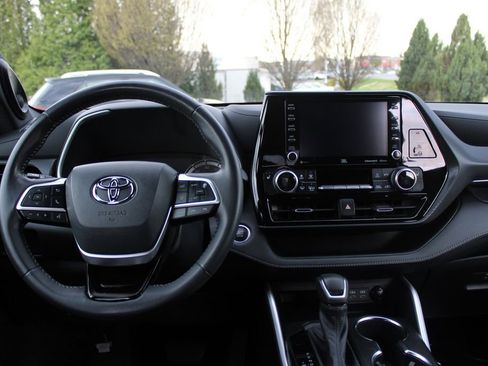 Used 2022 Toyota Highlander XSE image 18