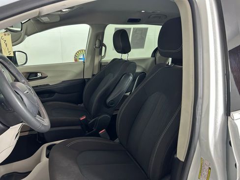 Used 2023 Chrysler Voyager LX image 10