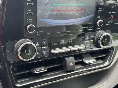 Used 2022 Toyota Highlander LE image 27