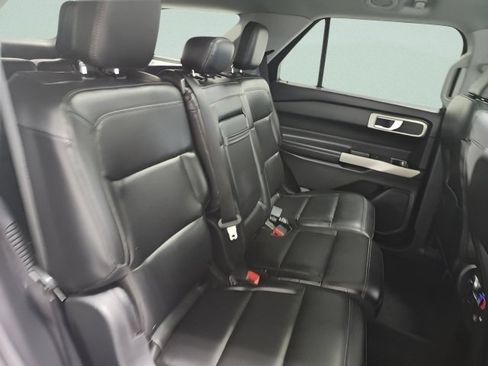 Used 2021 Ford Explorer XLT w/ Equipment Group 202A AWD/4WD image 17