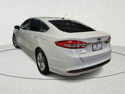 Used 2018 Ford Fusion SE w/ Fusion SE Technology Package image 6