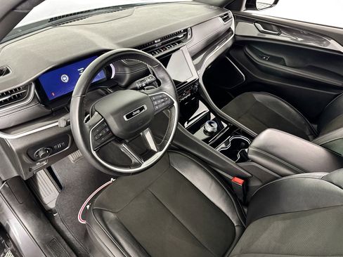 Used 2022 Jeep Grand Cherokee L Laredo image 5