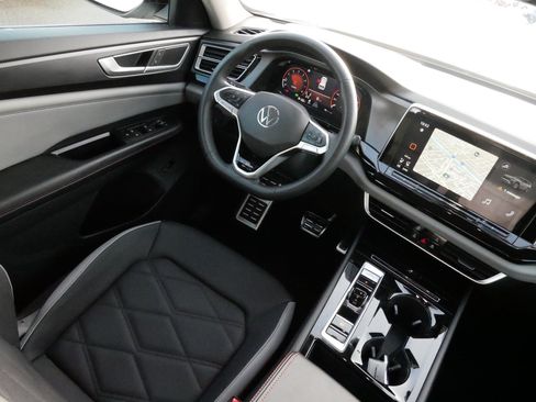 Used 2024 Volkswagen Atlas Peak Edition SEL image 9