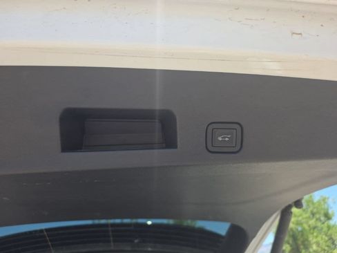 Used 2025 Chevrolet Traverse LT FWD image 25