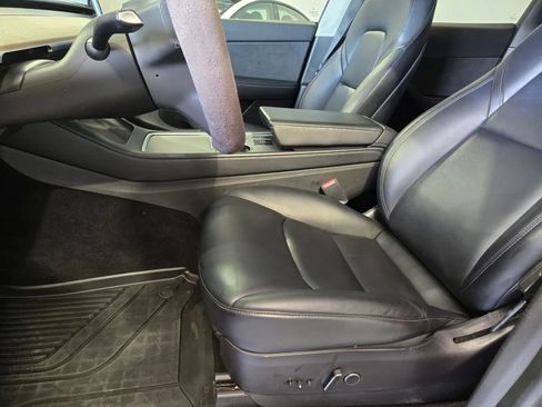 Used 2022 Tesla Model Y Long Range image 14