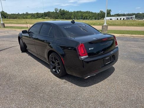 Used 2021 Chrysler 300 Touring w/ Sport Appearance Package RWD image 7