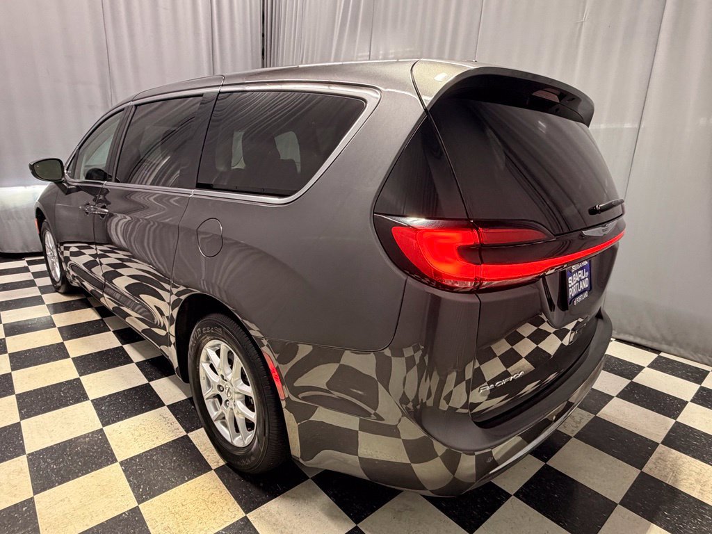 Used 2023 Chrysler Pacifica Touring-L FWD image 6