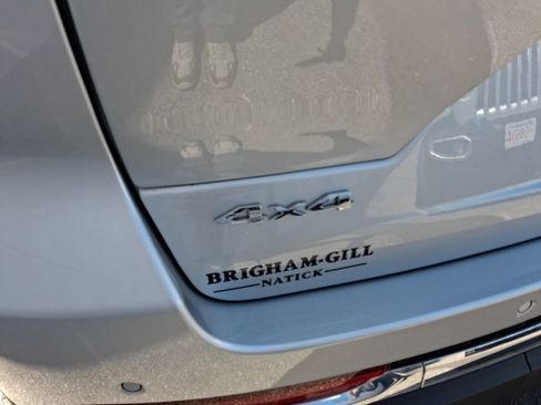 Used 2023 Jeep Grand Cherokee Laredo image 9