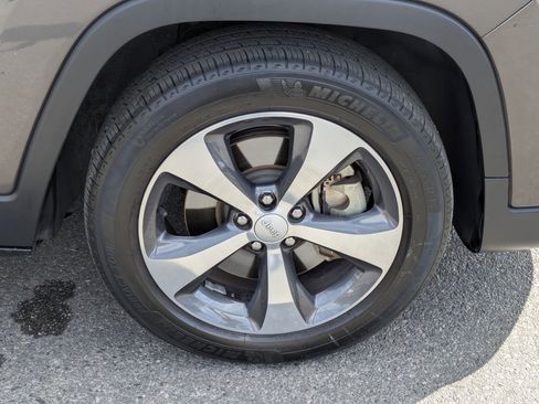 Used 2019 Jeep Cherokee Limited FWD image 12