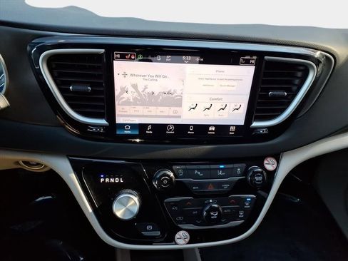 Certified 2024 Chrysler Pacifica Touring-L image 23