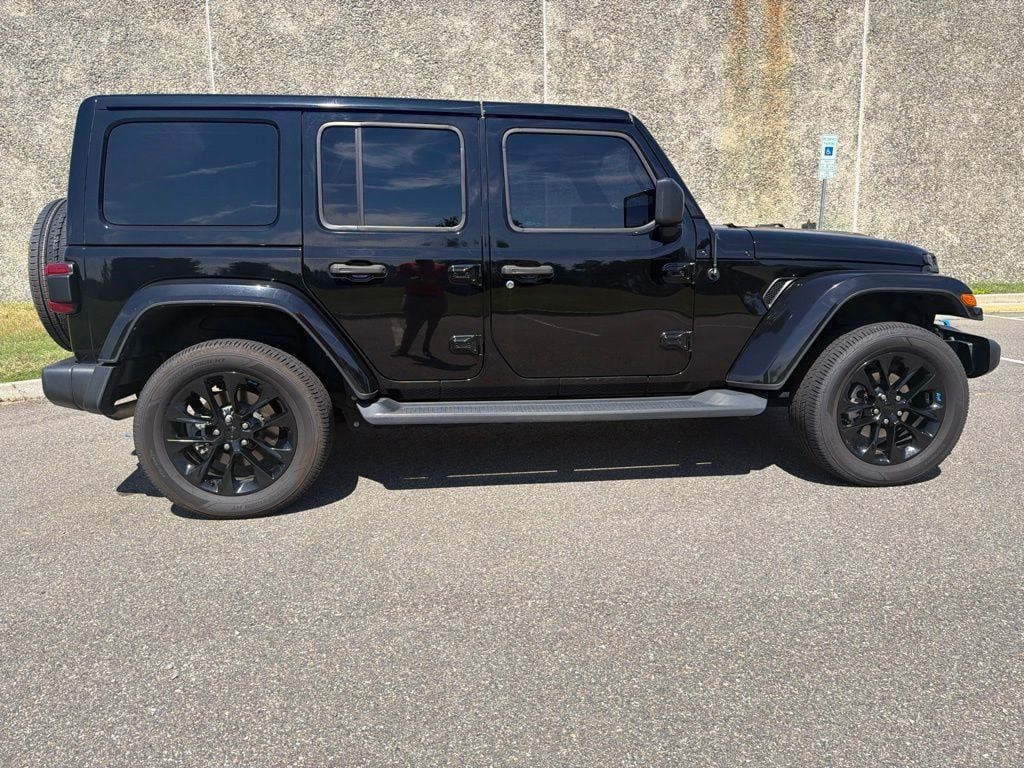 Used 2022 Jeep Wrangler Unlimited Sahara w/ Cold Weather Group AWD/4WD image 8