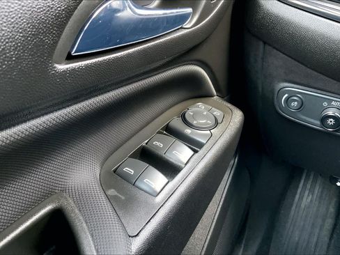 Certified 2022 Chevrolet Equinox RS w/ Infotainment Package FWD image 35