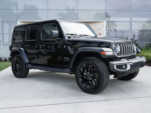Used 2025 Jeep Wrangler Unlimited Sahara AWD/4WD image 3