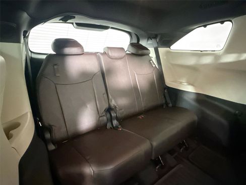 Certified 2022 Toyota Sienna Platinum image 42