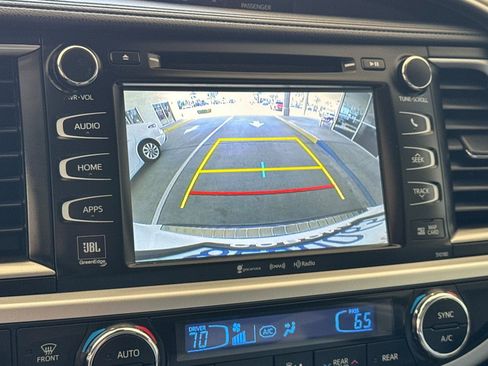 Used 2018 Toyota Highlander Limited FWD image 21