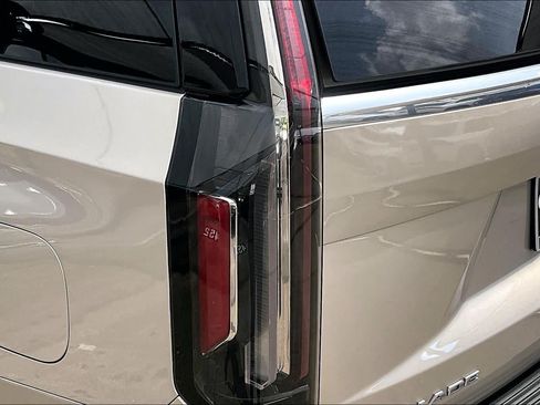 Used 2024 Cadillac Escalade Premium Luxury w/ Performance Package AWD/4WD image 29