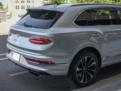 Used 2021 Bentley Bentayga AWD/4WD image 45