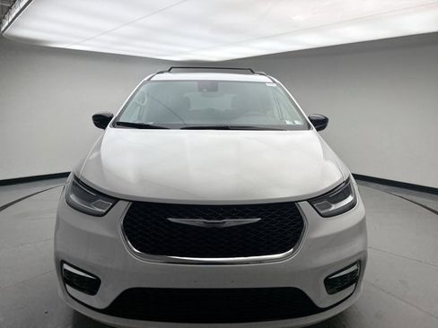 Used 2024 Chrysler Pacifica Limited w/ Trailer Tow Group image 8