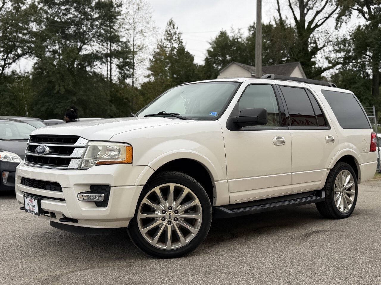 Used 2016 Ford Expedition XLT w/ Equipment Group 202A AWD/4WD image 2