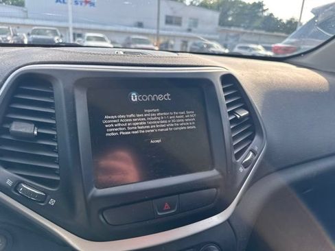 Used 2018 Jeep Cherokee Latitude Plus FWD image 31