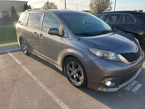Used 2011 Toyota Sienna SE w/ Preferred Pkg image 3