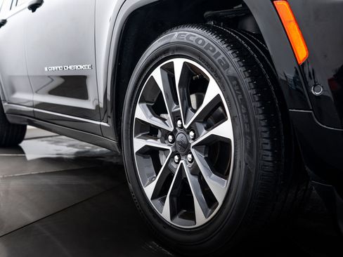 Used 2022 Jeep Grand Cherokee Overland w/ Luxury Tech Group IV image 26