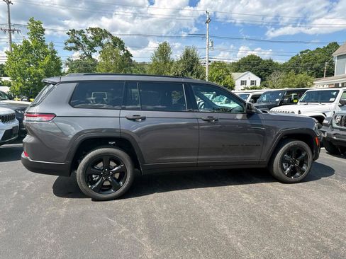 New 2025 Jeep Grand Cherokee L Altitude image 2