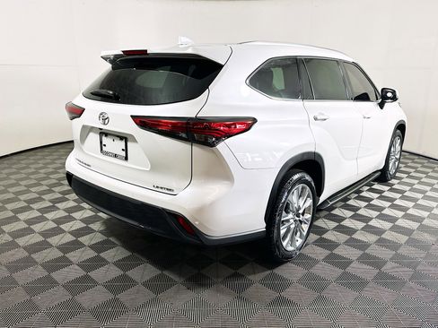 Used 2023 Toyota Highlander Limited image 3