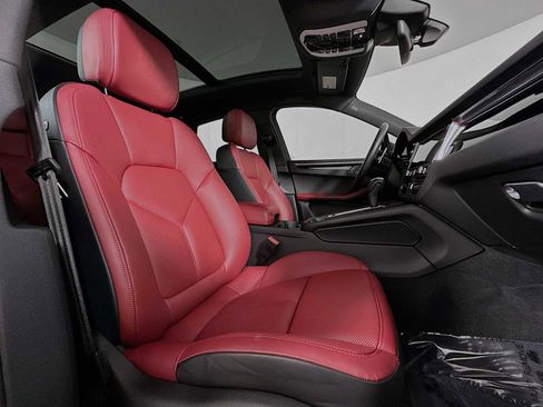 Certified 2025 Porsche Macan image 30