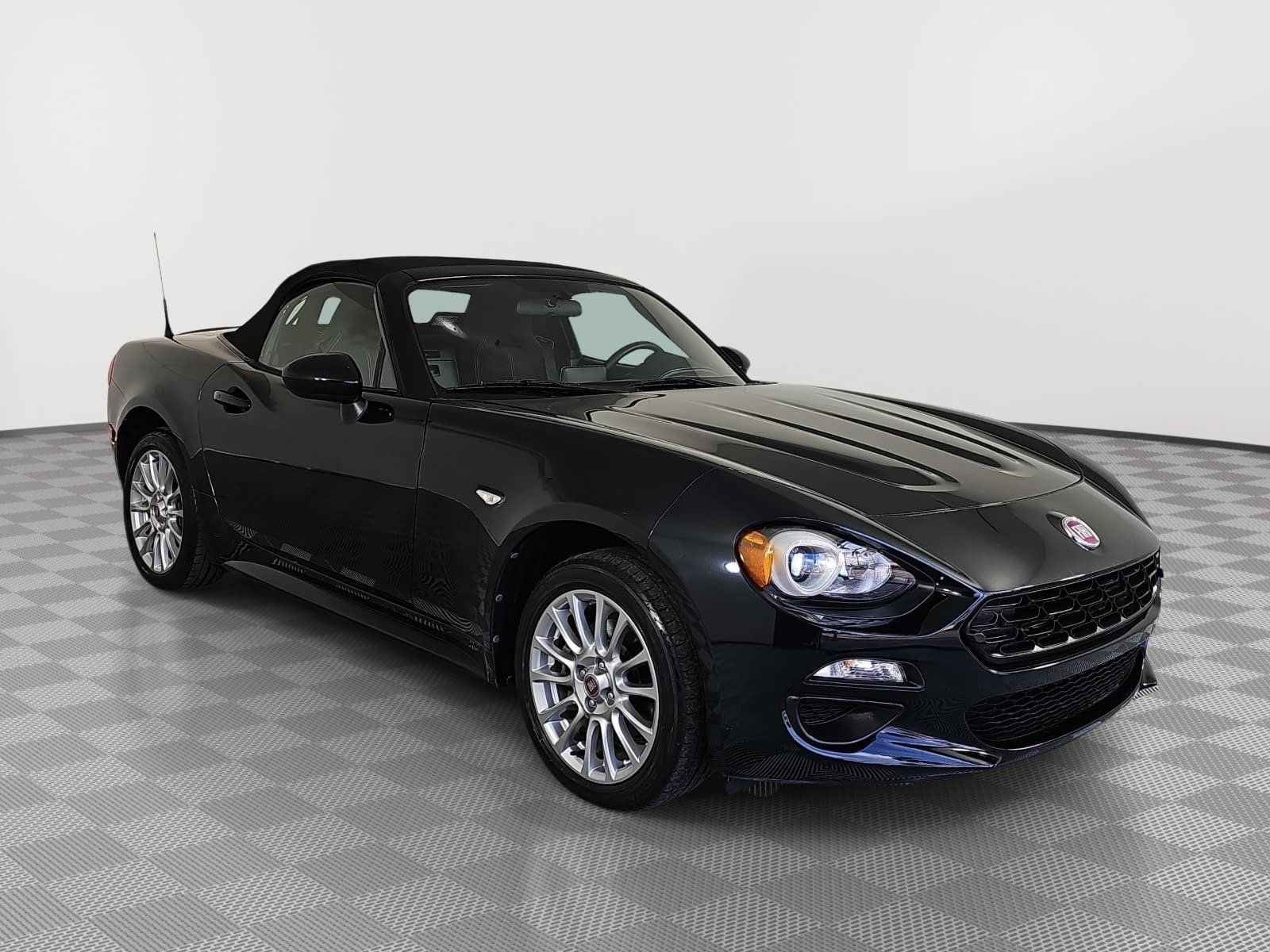 Used 2018 FIAT 124 Spider Classica w/ Technology & Siriusxm Group RWD image 2