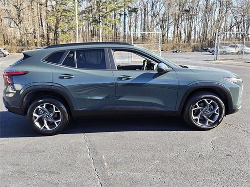 Used 2025 Chevrolet Trax LT image 2