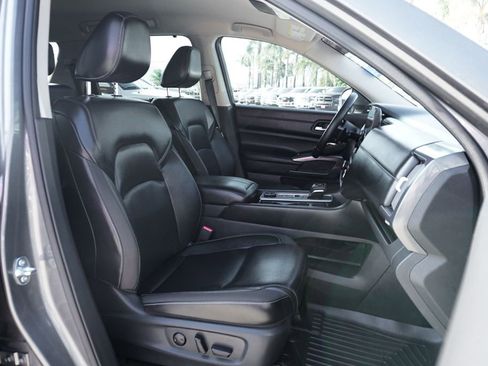 Used 2025 Nissan Pathfinder SL image 39