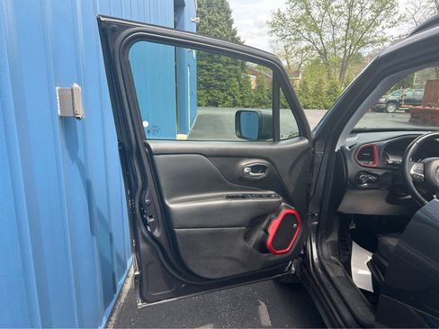 Used 2018 Jeep Renegade Trailhawk AWD/4WD image 22