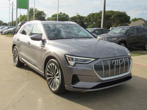Used 2019 Audi e-tron Prestige w/ Prestige Package image 4