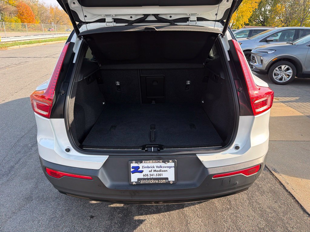 Used 2021 Volvo XC40 T4 R-Design w/ Protection Package Premier FWD image 7