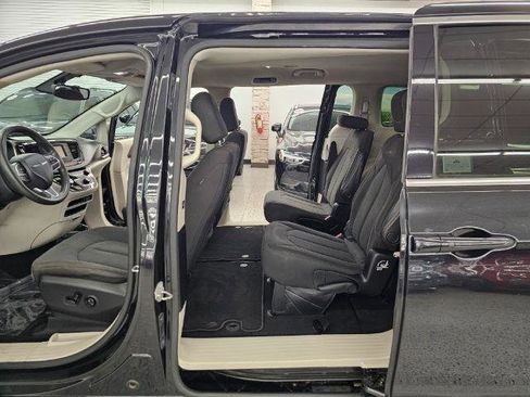 Used 2017 Chrysler Pacifica Touring w/ Tire & Wheel Group image 29