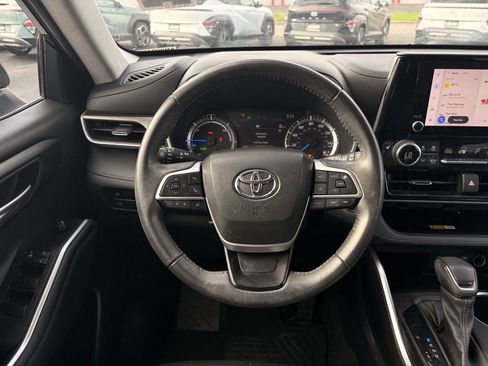 Used 2023 Toyota Highlander XLE AWD/4WD image 13