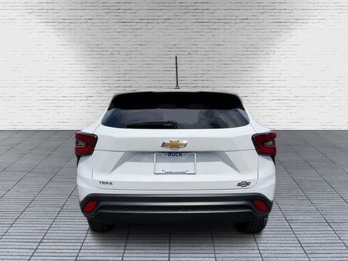 Used 2025 Chevrolet Trax LS w/ LS Convenience Package FWD image 4